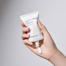 Innisfree гиалуроновая солнцезащитная эссенция Hyaluron Moist Sunscreen 50ml